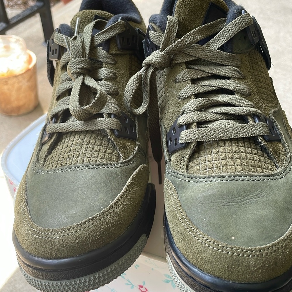 Pre- owed Jordan 4 olive craft boys youth sz 6.5 a women’s sz 8